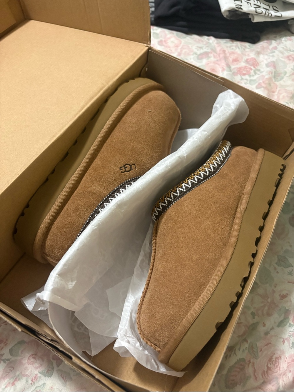 UGG Women's Chestnut Tazman II - size 6